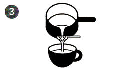 茶こしでこしてカップに注ぐ
